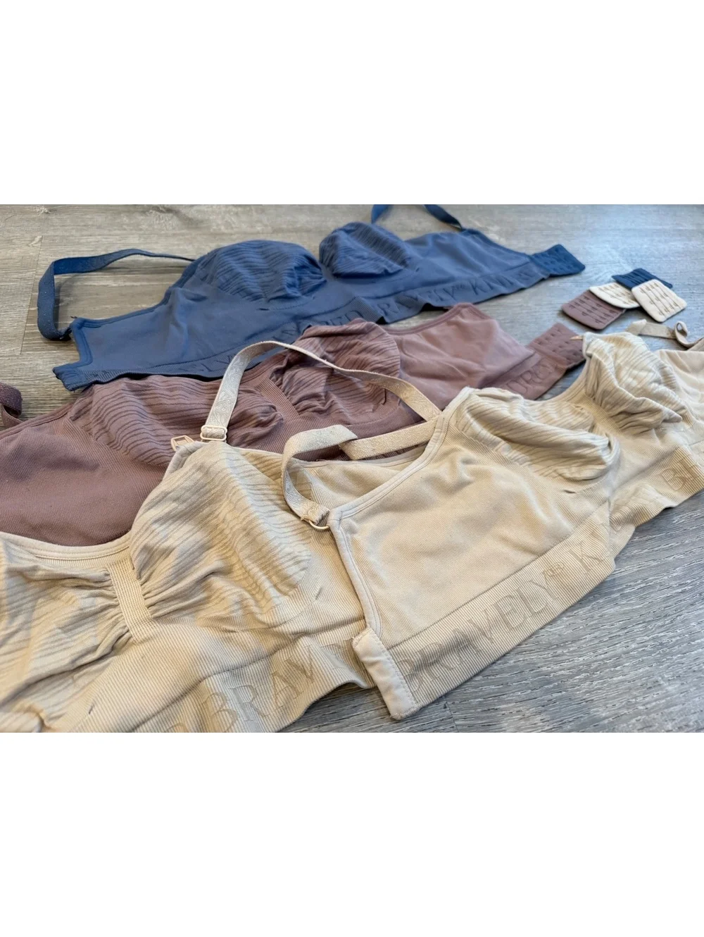 (4) Kindred Braverly Sublime Hands-Free Pumping & Nursing Bra- Regular (B-D) / M